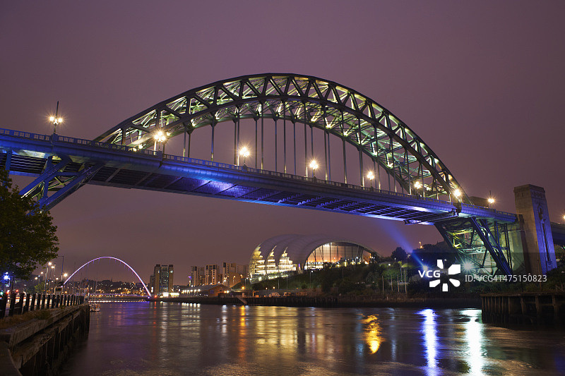 英国泰恩河畔纽卡斯尔的泰恩桥夜景图片素材