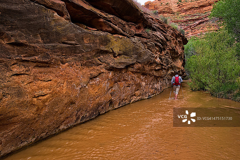 徒步穿越原始红岩峡谷图片素材
