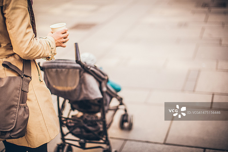 带着婴儿车的都市妈妈图片素材