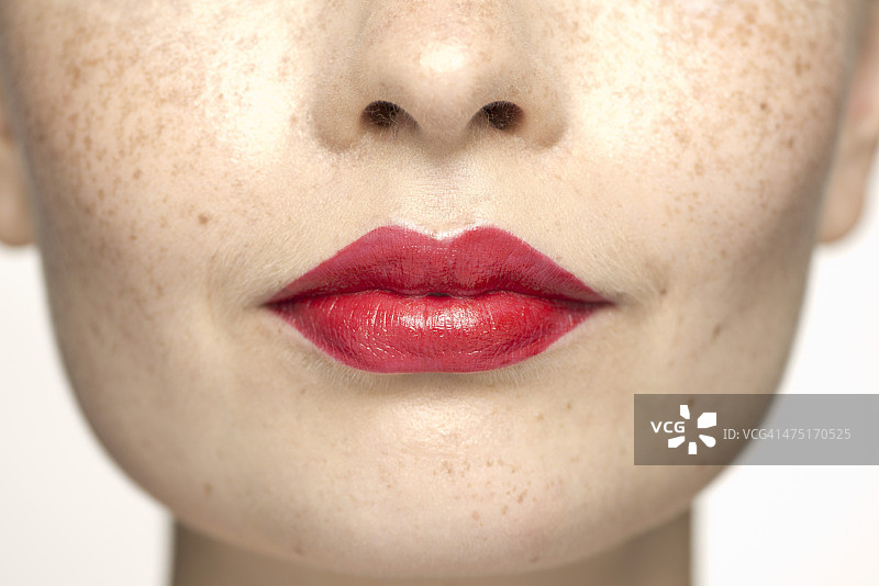 年轻女子涂着鲜红的口红，肖像图片素材