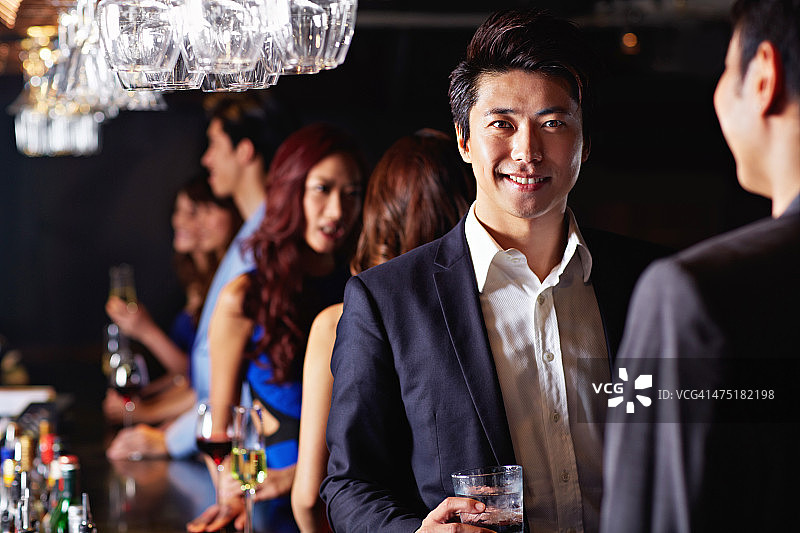 夜还年轻图片素材