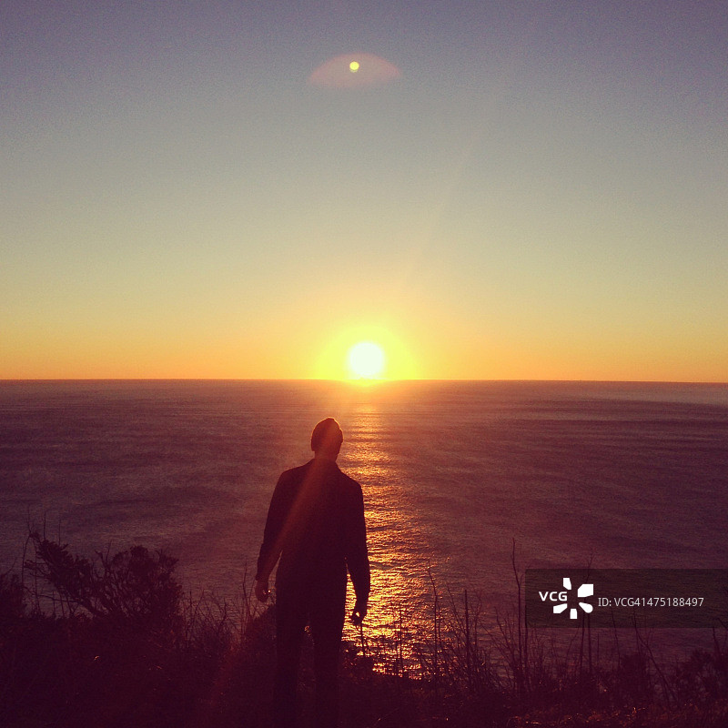 男人看着日落景色，缪尔海滩，加利福尼亚州，美国图片素材