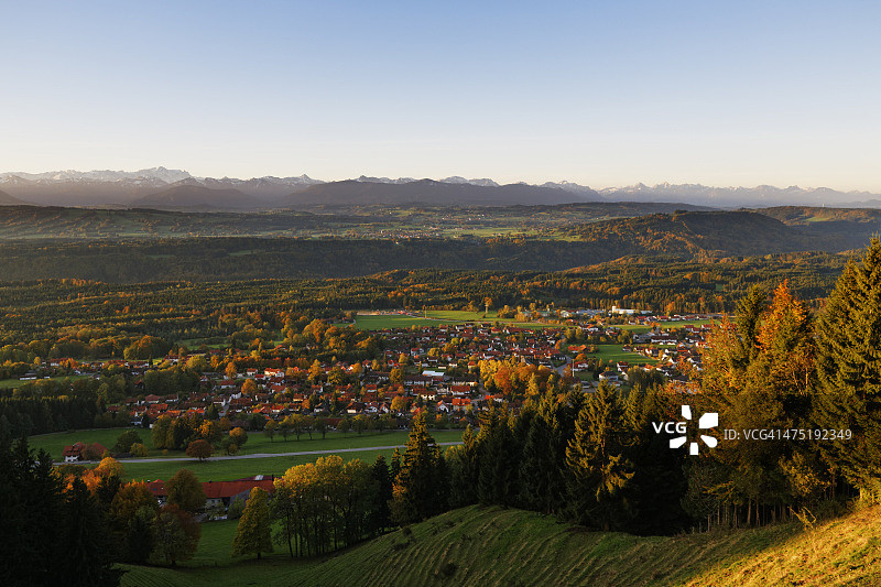 德国上巴伐利亚霍恩佩森贝格的阿尔卑斯山背景图片素材