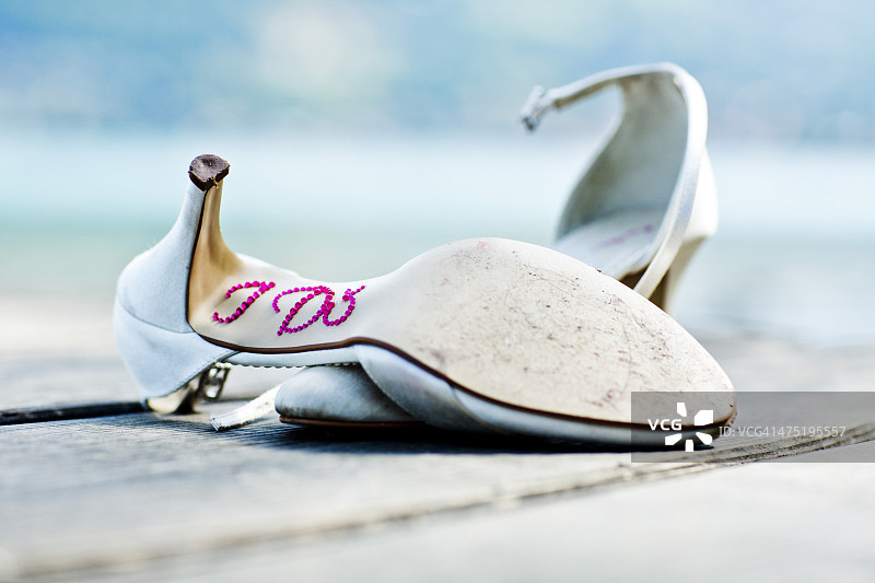 德国巴伐利亚泰根湖，码头上被遗弃的结婚鞋图片素材