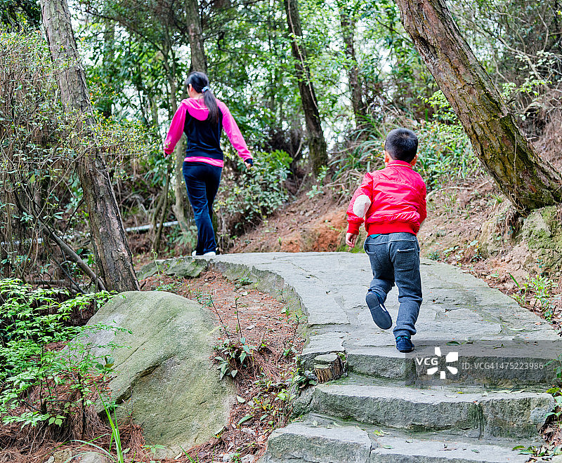 小男孩和他的母亲爬楼梯图片素材