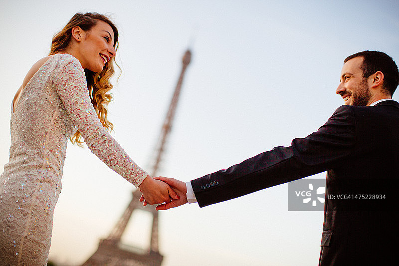 在巴黎庆祝我们的爱图片素材