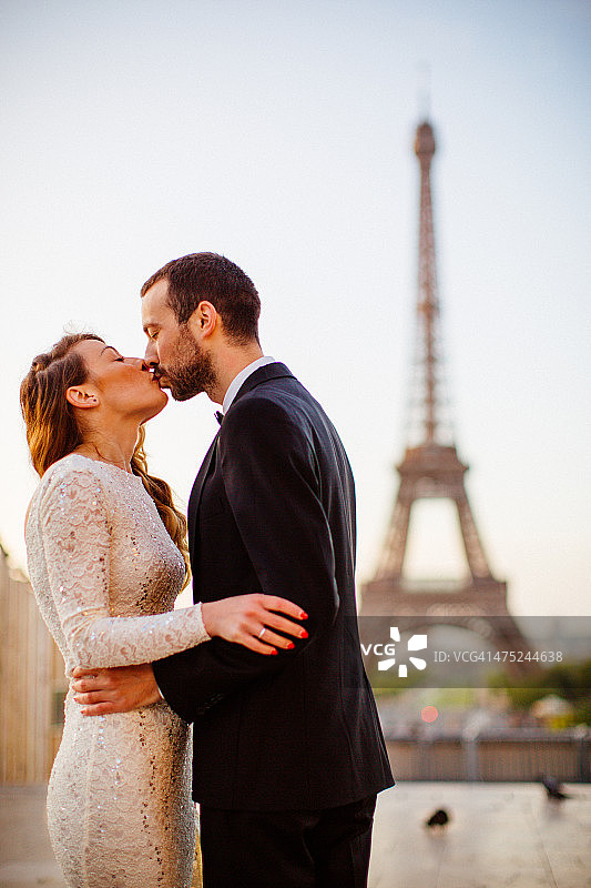 巴黎婚礼之吻图片素材