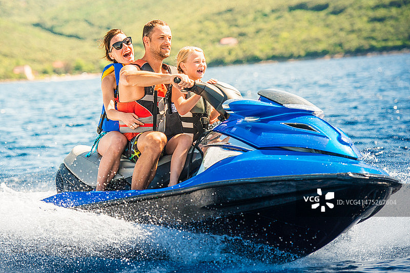 一家人乘坐喷射快艇图片素材