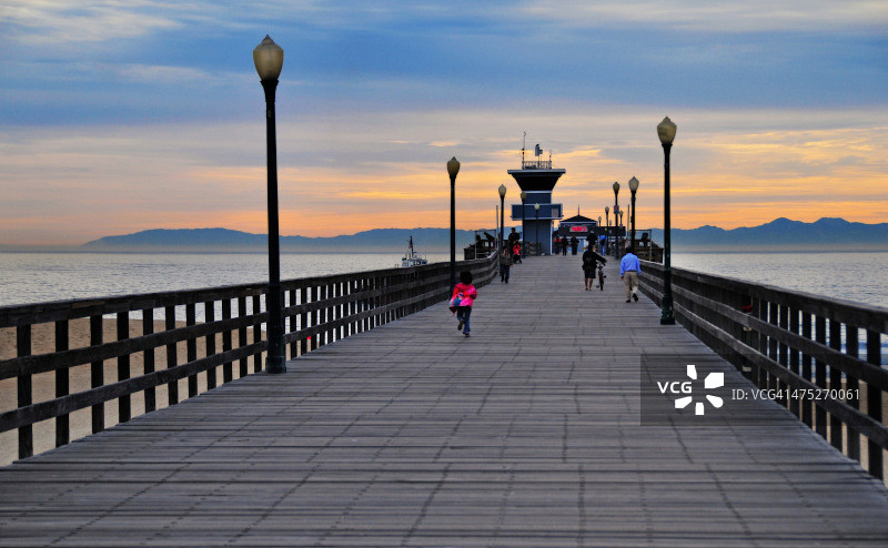 海豹滩码头和灯光图片素材