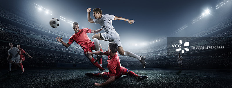 在体育场踢球的足球运动员图片素材