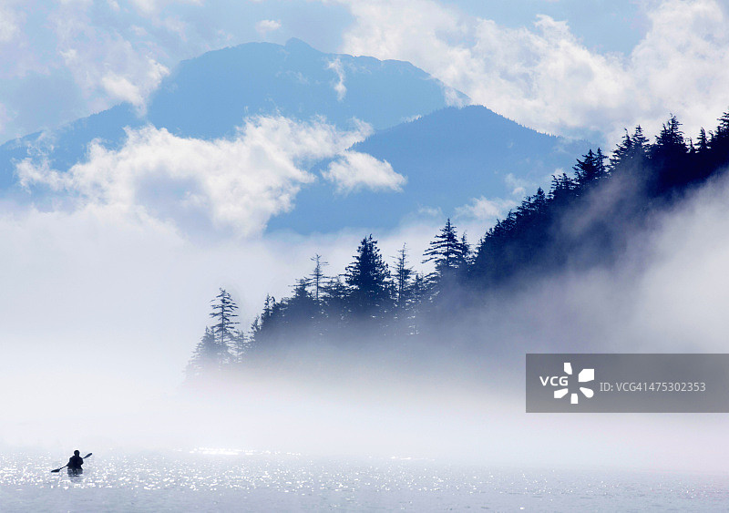 在海洋雾气中划皮划艇的人图片素材