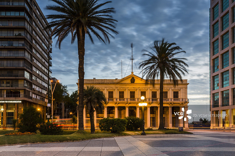 独立广场上的埃斯特维兹宫图片素材