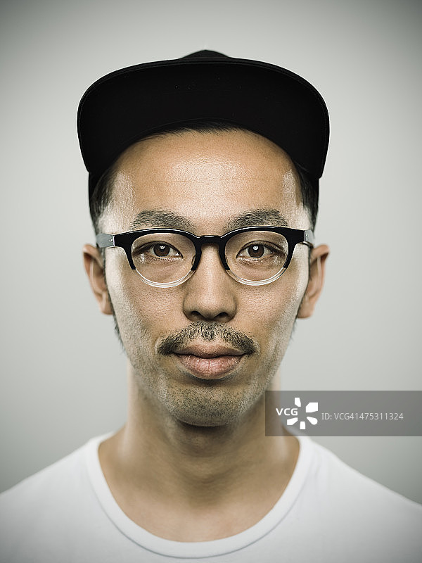 看着镜头的年轻日本男人图片素材