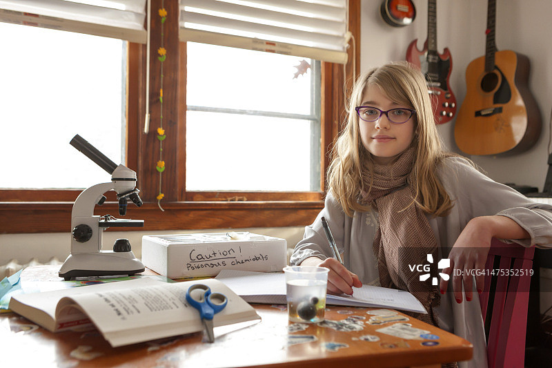 游戏室里的少女人像图片素材