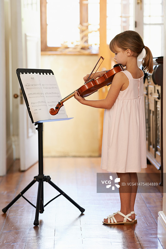 练习小提琴图片素材