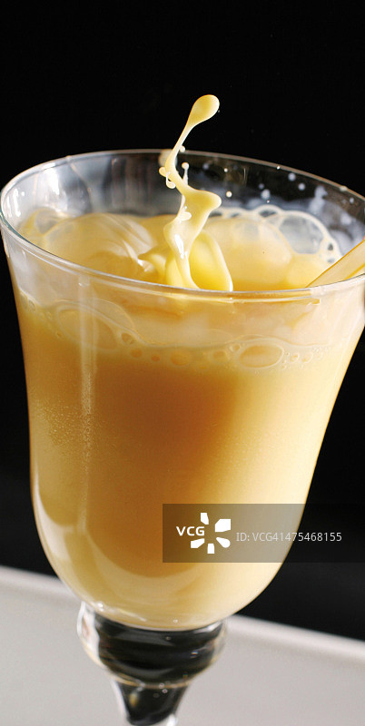 含气泡的香蕉奶昔图片素材