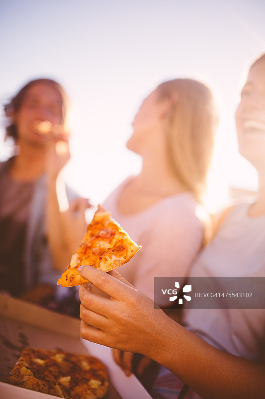 青少年和朋友分享披萨图片素材