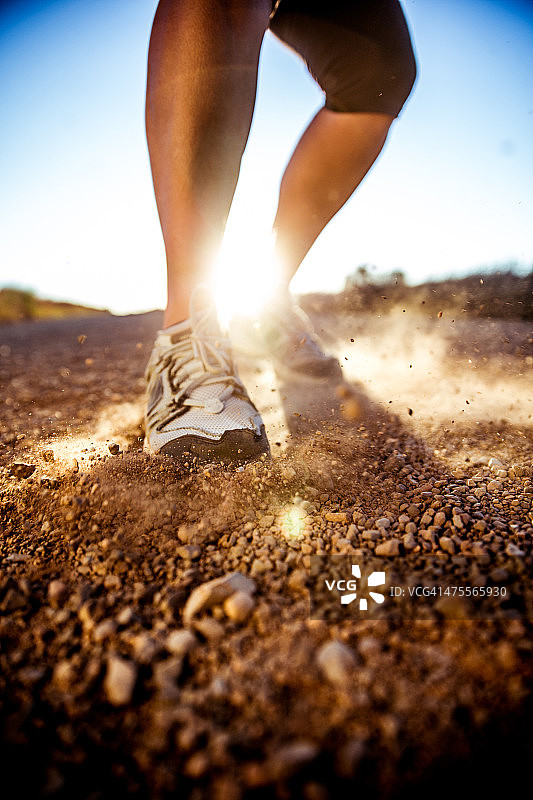 在碎石路上奔跑图片素材