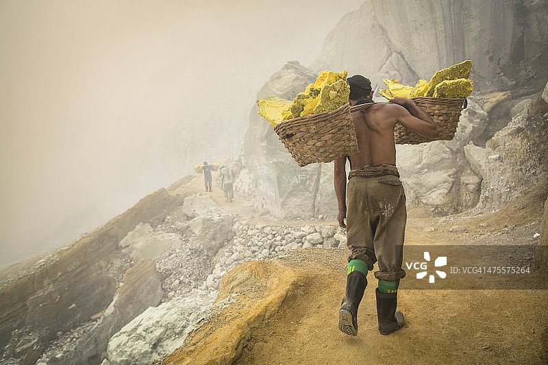 亚洲工人在伊真火山搬运硫磺图片素材