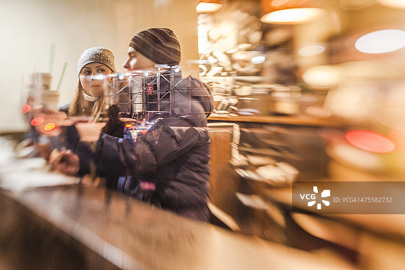 男人和女人们在星巴克咖啡馆里图片素材