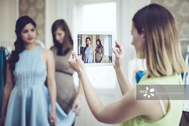 试穿连衣裙图片素材