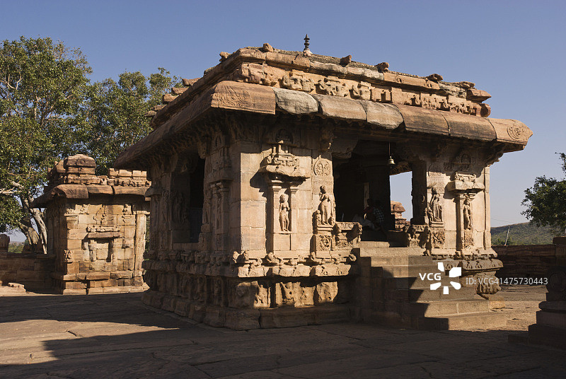 马利卡亚俊神庙前的南迪曼达帕图片素材