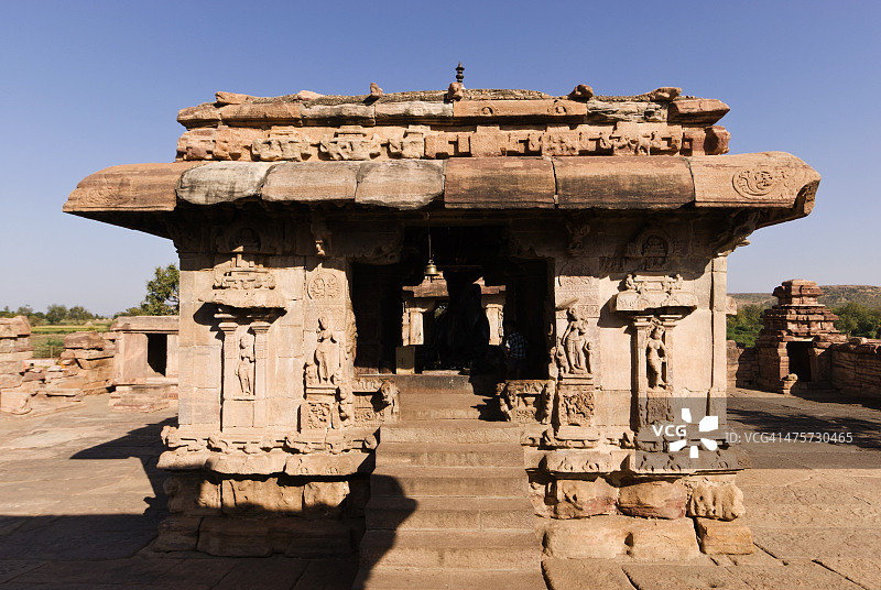 马利卡亚俊神庙前的南迪曼达帕图片素材