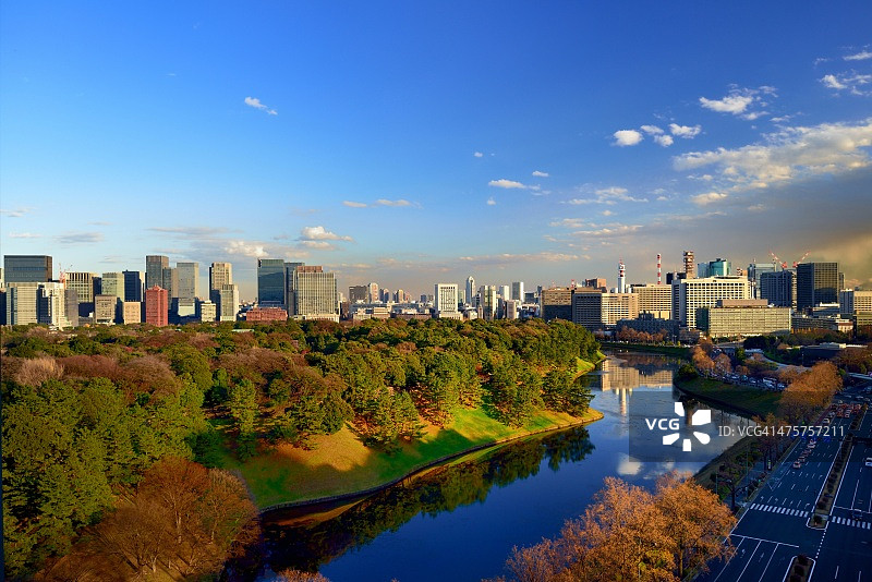 阳光下的东京市区图片素材