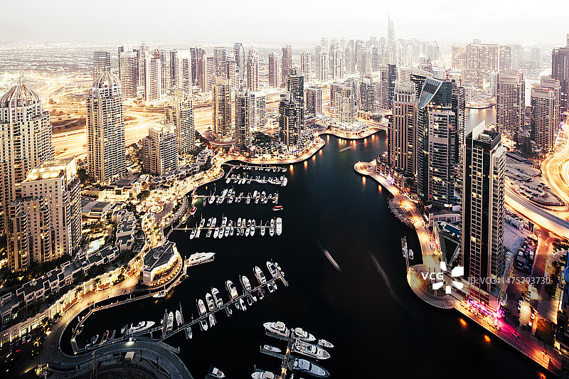 迪拜摩天大楼海滨城市景观夜景：码头航拍图片素材