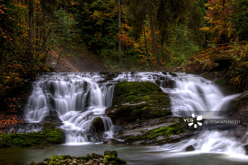 秋季小溪中的瀑布图片素材