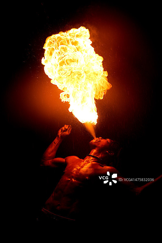 喷火表演者图片素材