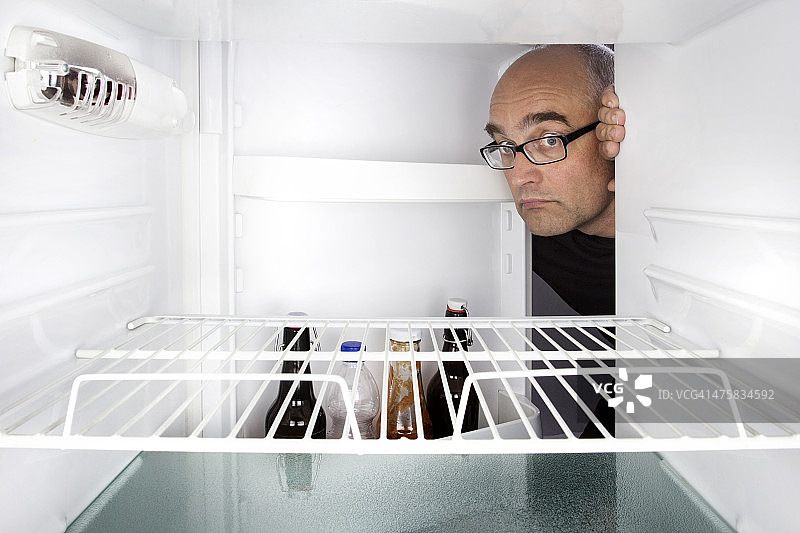 中年男人打开冰箱图片素材