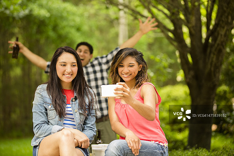 年轻朋友们用智能手机自拍图片素材