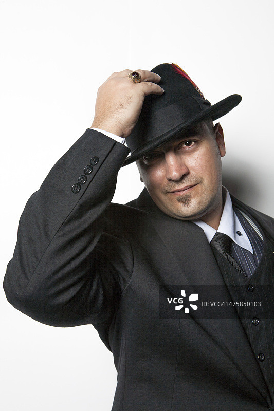 戴着白色礼帽、穿着西装和领带的男人图片素材