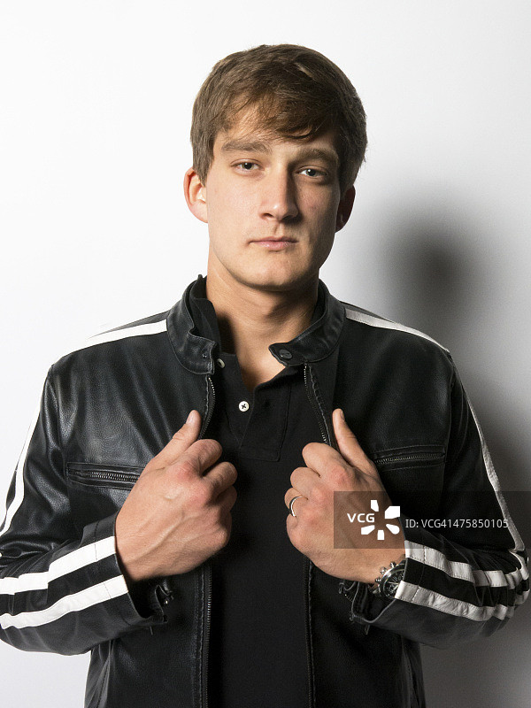 穿皮夹克的白衣年轻男人图片素材