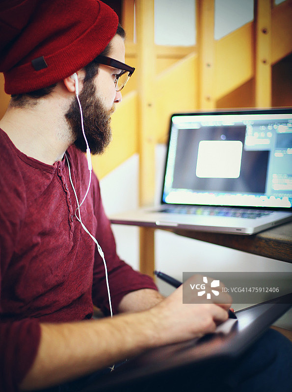 20多岁的设计师在绘图板上绘图图片素材