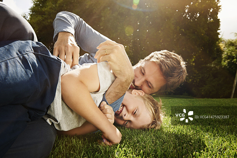 父子在花园里玩耍图片素材