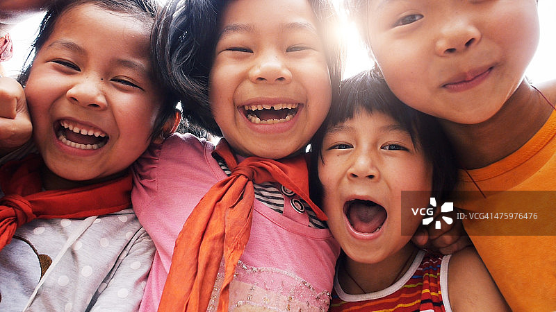 快乐的亚洲儿童特写图片素材