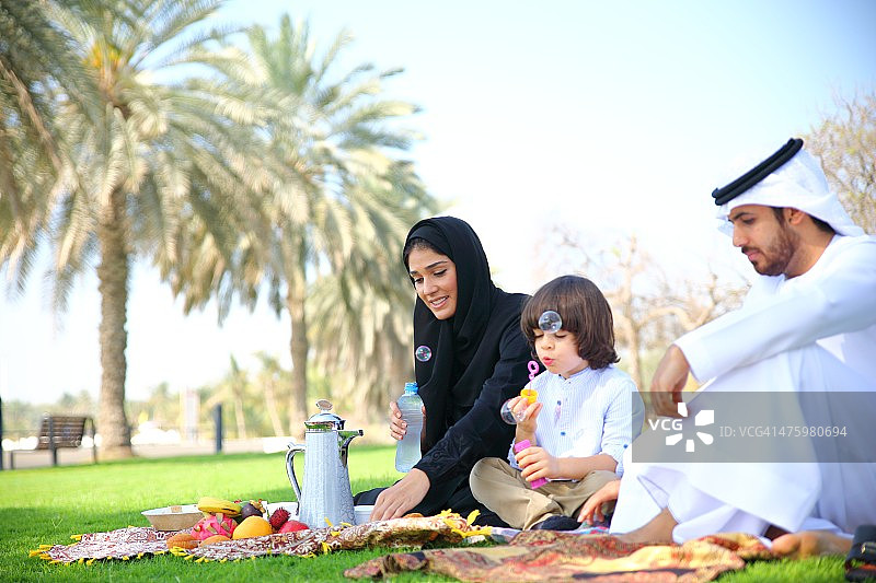 阿拉伯家庭户外野餐图片素材