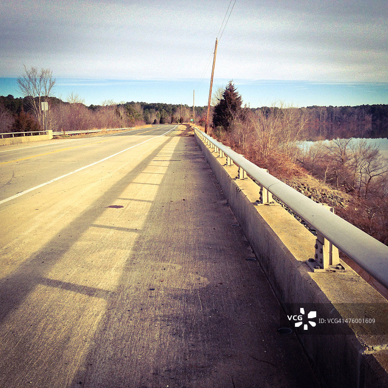 横跨约旦湖的空旷高速公路图片素材