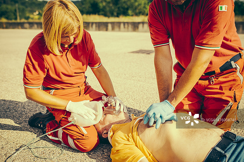 救援队提供急救图片素材