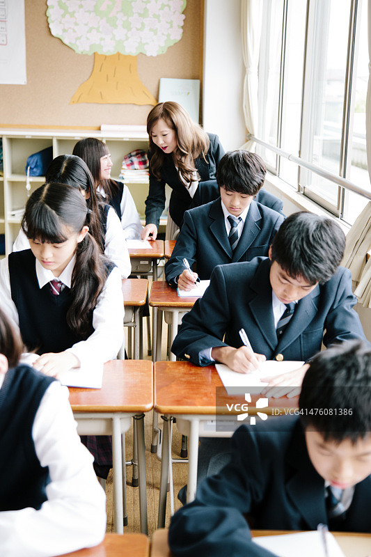 日本高中生在教室里学习，老师图片素材