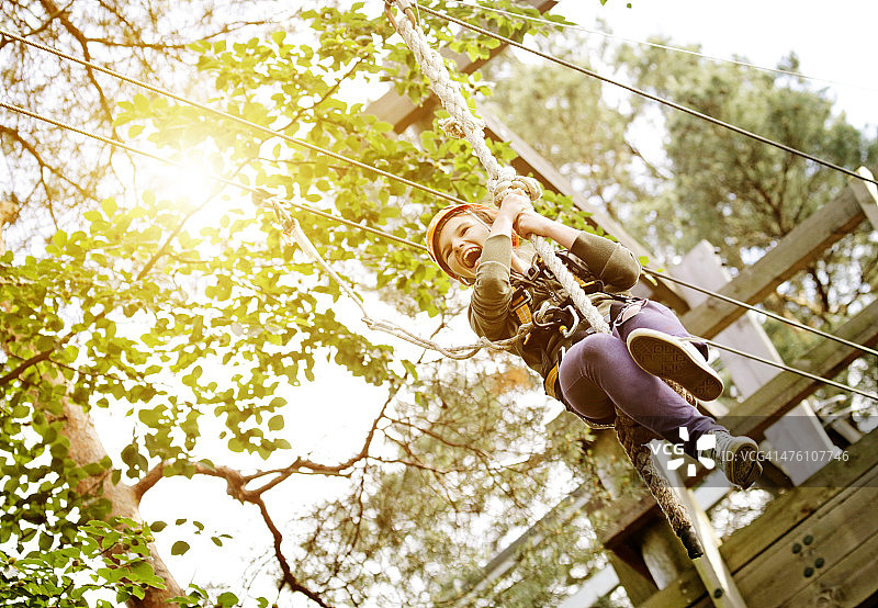 女孩在攀岩公园玩耍图片素材