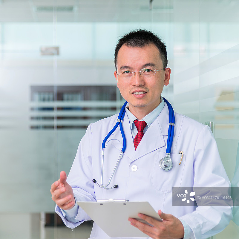 在医院的亚洲医生图片素材