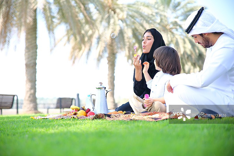 阿拉伯家庭户外野餐图片素材