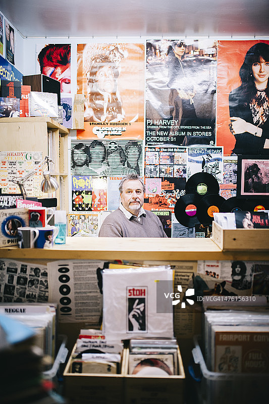 唱片店里，收银台后的男人肖像，流行音乐图片素材