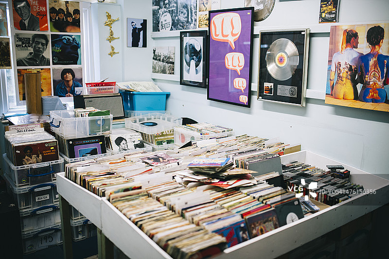 出售黑胶唱片的唱片店，流行音乐海报图片素材