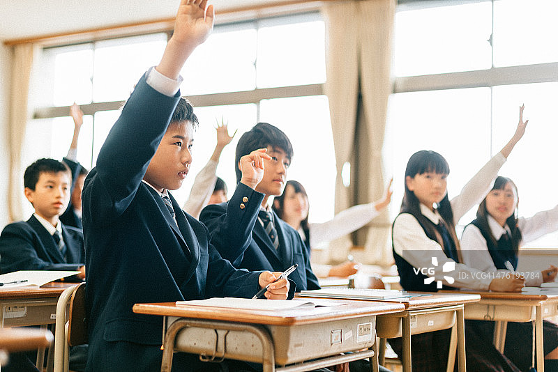 举手的日本初中生图片素材