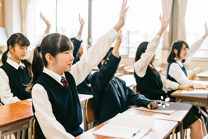 举手的日本初中生图片素材