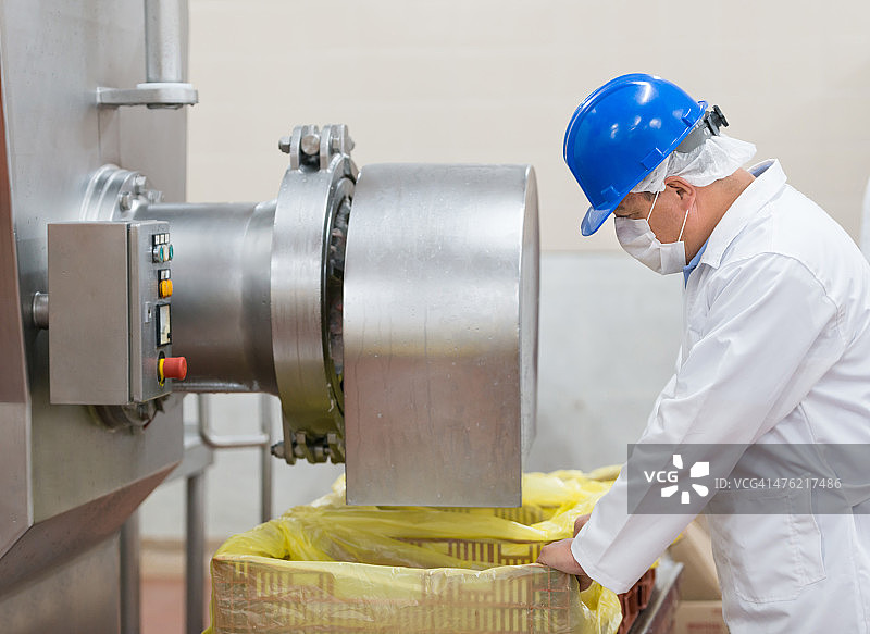 在食品厂工作的男职员图片素材